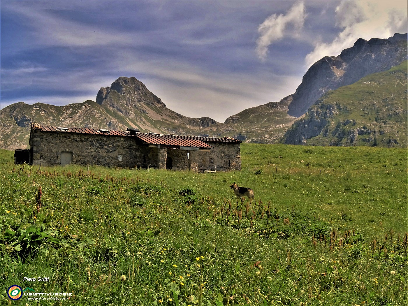 30 Baita Zuccone (1686 m) con vista in Arera-Corna Piana.JPG